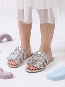 1 Pasang Sandal Selop Fashion Anak-Anak Musim Panas Baru Warna Perak Timbul, Tali Ganda dengan Dekorasi Berlian Imitasi, Sandal Selop Minimalis Serbaguna untuk Liburan Pantai Anak Perempuan, Cocok untuk Liburan, Pantai, Jalan-jalan Sehari-hari, dan di Rumah - Perak - View 1