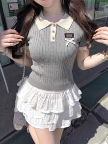 女款灰色 Polo 衫，學院風時尚優雅休閒甜美修身短袖上衣，附蝴蝶結 Logo，春夏日常穿搭 - 灰色 - 查看 1