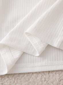 Conjunto de 2 piezas para niñas jóvenes con top de manga larga con bordado de lazo y falda plisada de mezclilla, conjunto casual preppy dulce para primavera/otoño, top polo de punto con cuello vuelto y falda mini de mezclilla de lavado claro, uso diario de campus de alto valor, estilo callejero, conjunto de falda y top de manga larga blanco para niñas - Blanco - Ver 10