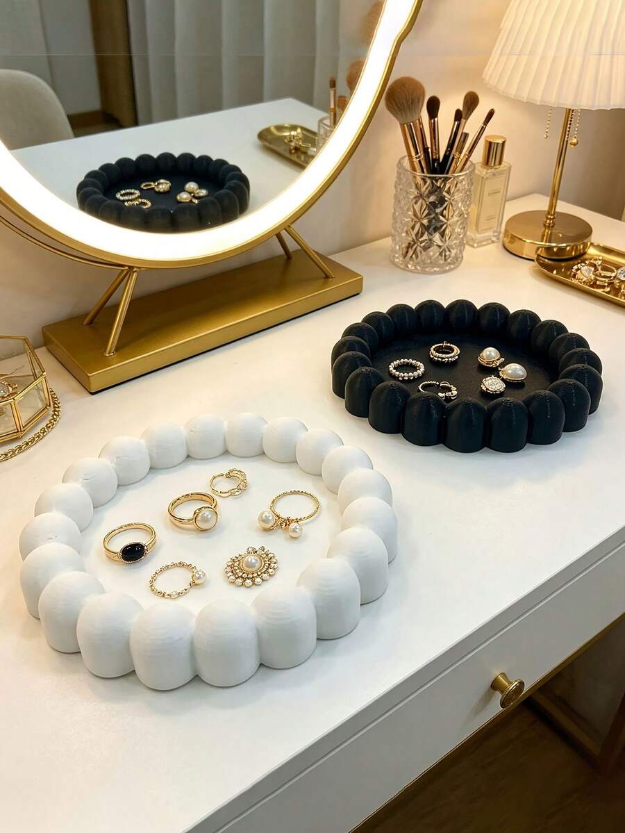 1 pezzo Vassoio per gioielli soffice in 2 colori nero e bianco, piatto da scrivania per conservare anelli e collane, decorazione per atmosfera da toeletta, forma soffice 3D minimalista di alta gamma, texture opaca delicata e resistente, può contenere anelli, collane, orecchini, accessori per capelli e altri piccoli gioielli, adatto per toeletta, scrivania, ingresso, combina conservazione ed effetto decorativo morbido, lusso leggero versatile, ottimo per uso personale o come regalo - Multicolore - Visualizzare 1