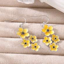 Exquisite Daisy Pair Earrings, 3D Carved Craftsmanship With Elegant Design, Vintage Women's Dangle Earrings, Versatile Accessory For Daily Commute, Vacation And Banquet, Premium Birthday Surprise Gift - Yellow - View 4