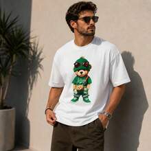 Camiseta masculina casual de manga curta e gola redonda em poliéster com estampa de ursinho de pelúcia estilo streetwear para o verão. - Branco. - Visão 2