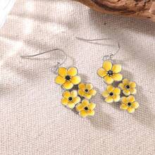 Exquisite Daisy Pair Earrings, 3D Carved Craftsmanship With Elegant Design, Vintage Women's Dangle Earrings, Versatile Accessory For Daily Commute, Vacation And Banquet, Premium Birthday Surprise Gift - Yellow - View 3