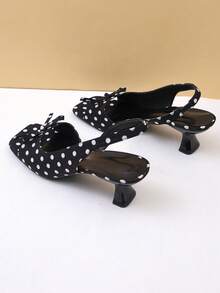 1 Paar schwarz-weiße Punkt-Slingback-Sandalen mit Schleife und quadratischer Zehenpartie für Teenager, Punkt-Stoffobermaterial + kleine Schleife als Dekoration an der Zehenpartie, asymmetrischer Stiletto-Absatz, offene Zehenpartie, rutschfester rückenfreier Stil, Vintage-Französischer Stil, geeignet für tägliches Pendeln, Partys, Reisen, Urlaub, Frühling/Sommer Neu 2026 - Schwarz und Weiss - Übersicht 5