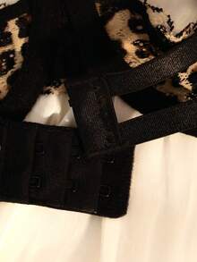 Bra Cup Seperempat Model dengan Motif Leopard dan Patchwork Renda Jala serta Celana Dalam Terbuka di Selangkangan, Set Pakaian Dalam Seksi untuk Wanita - MultiWarna - View 5