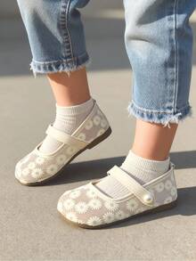 1雙新款女童米色雛菊刺繡網布瑪麗珍鞋，溫柔田園極簡度假風，圓頭，透氣耐穿，防滑橡膠底，平底鞋，單顆珍珠魔鬼氈束帶方便穿脫，適合2-12歲女童，適用上學、日常穿著、戶外、野餐、度假，春夏四季皆宜 - 米色 - 查看 5