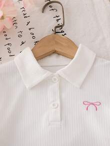 Conjunto de 2 piezas para niñas jóvenes con top de manga larga con bordado de lazo y falda plisada de mezclilla, conjunto casual preppy dulce para primavera/otoño, top polo de punto con cuello vuelto y falda mini de mezclilla de lavado claro, uso diario de campus de alto valor, estilo callejero, conjunto de falda y top de manga larga blanco para niñas - Blanco - Ver 9