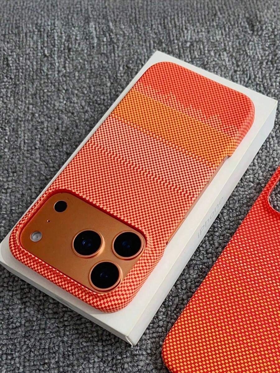 Una elegante funda para teléfono que no incluye cordón ni soporte. Material de fibra de carbono a prueba de golpes. 1 funda magnética para teléfono con textura de fibra de carbono, compatible con 17 Pro 16 15 14 13 12 Pro Plus. Admite carga inalámbrica. Acabado mate semi-cerrado. Disipación de calor. Funda protectora. Regalo de cumpleaños. - Nebulosa naranja - Ver 1