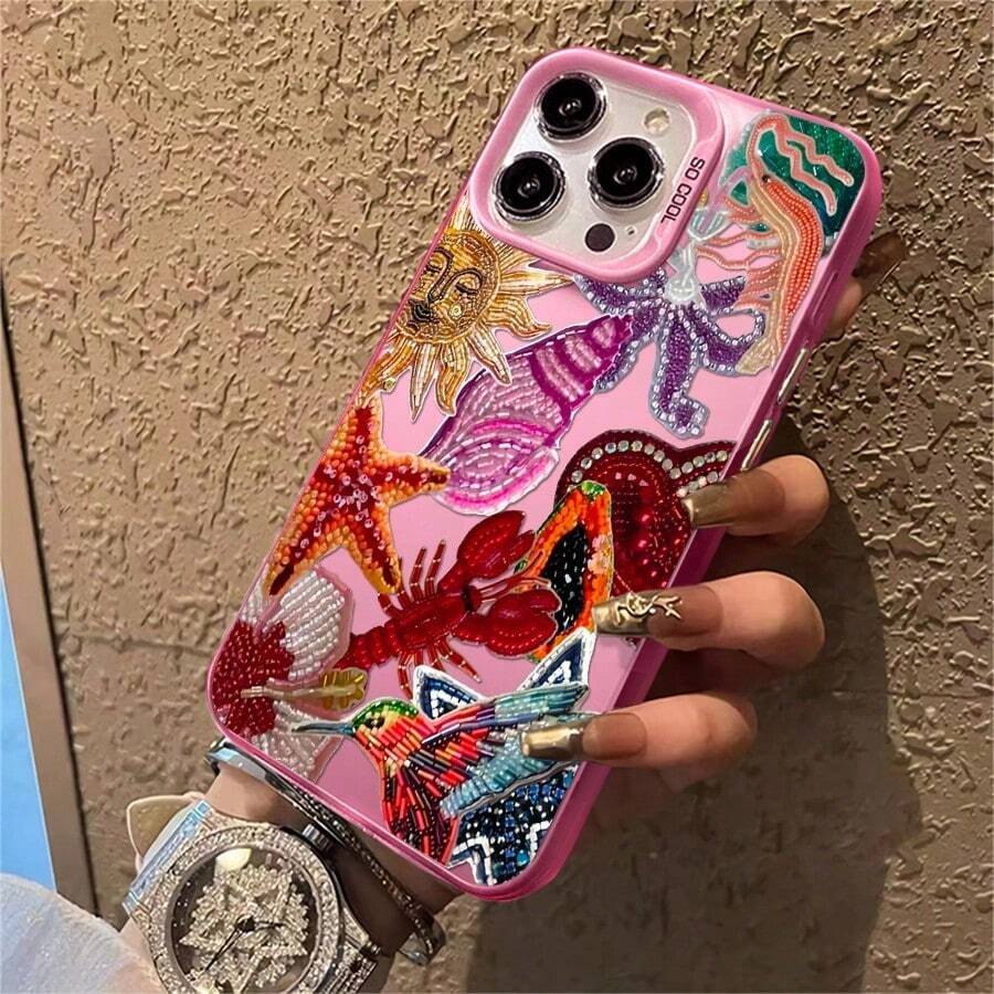 1 Stylish Phone Case (Lanyard And Stand Not Included). This Phone Case Features A Colorful Beaded Design With Sea Creatures And A Sun Motif, And Is Compatible With IPhone 11, 12, 13, 14, 15, 16, 17, Pro, X, 7 Plus, 8 Plus, XS, And XS. Made Of Silicone, It's Shockproof, Vintage, Fun, Stunning, And Cute. A Great Gift For Friends Or Loved Ones. - 粉色 - 查看 1