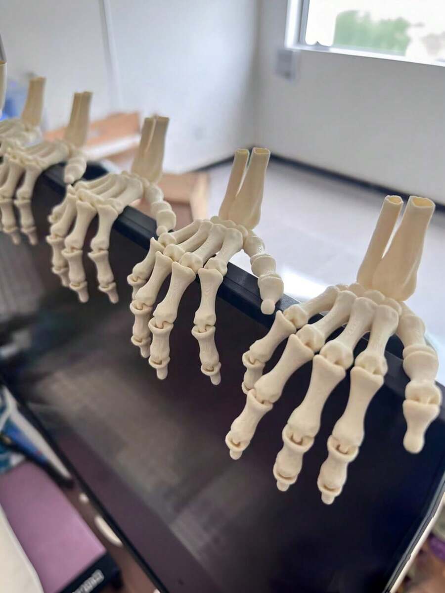1pc/2pcs Realistic Halloween Skeleton Hand, Life-Size, Plastic Material, Suitable For Halloween Theme Party Decoration, Escape Room, Bar And Room Decor, 1pc Per Hand - Halloween Skeleton Hand - View 1