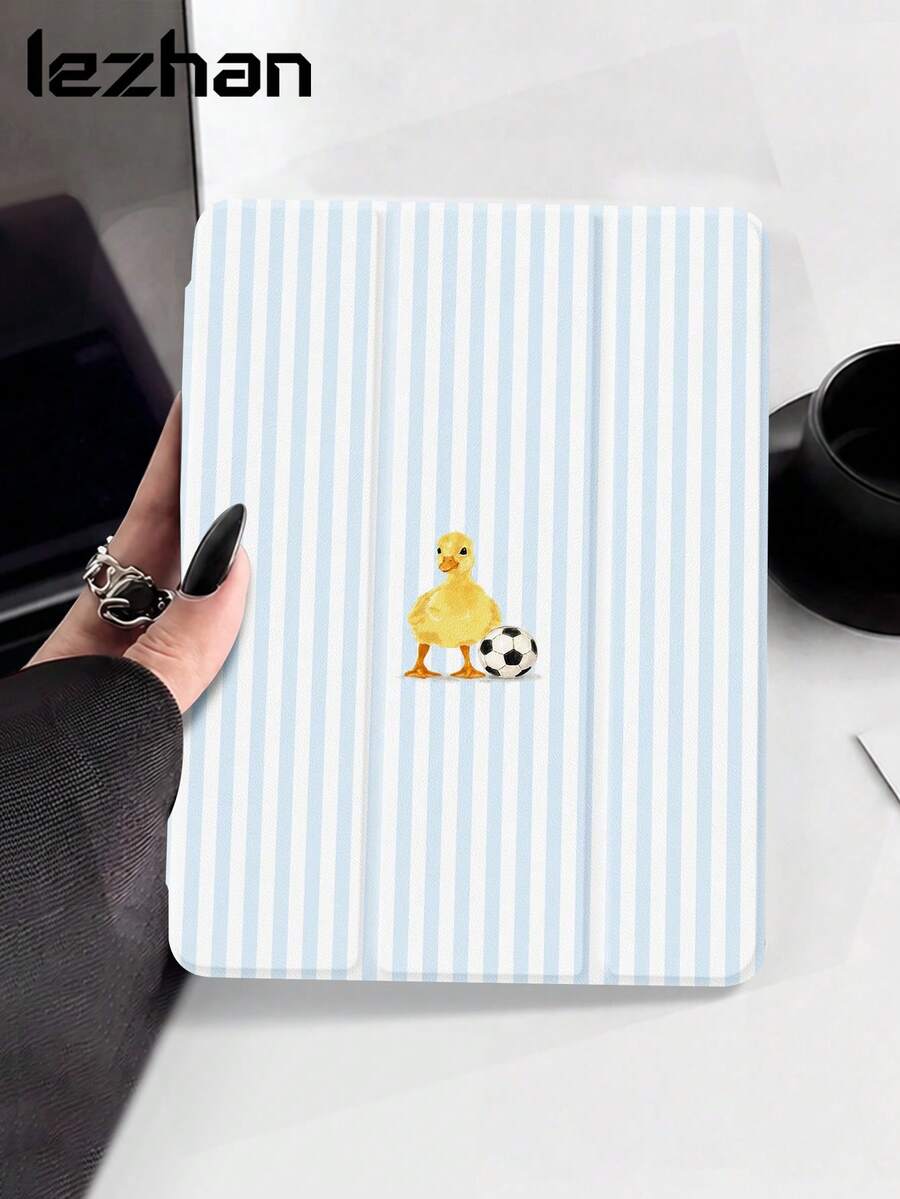 1 pieza Funda protectora para tableta con estampado de patito lindo y fútbol a rayas azules, compatible con iPad (A16) 11 pulgadas 11ª generación 2025/10ª generación / 10.2 pulgadas Pro 2021/2020, Galaxy Tab A8 10.5 pulgadas 2022, Matepad 10.4/ Tab/, a prueba de caídas, con ranura para lápiz, compatible con suspensión/activación, regalo para niños / regalo para la familia / fin de año, regalo romántico - Multicolor - Ver 1