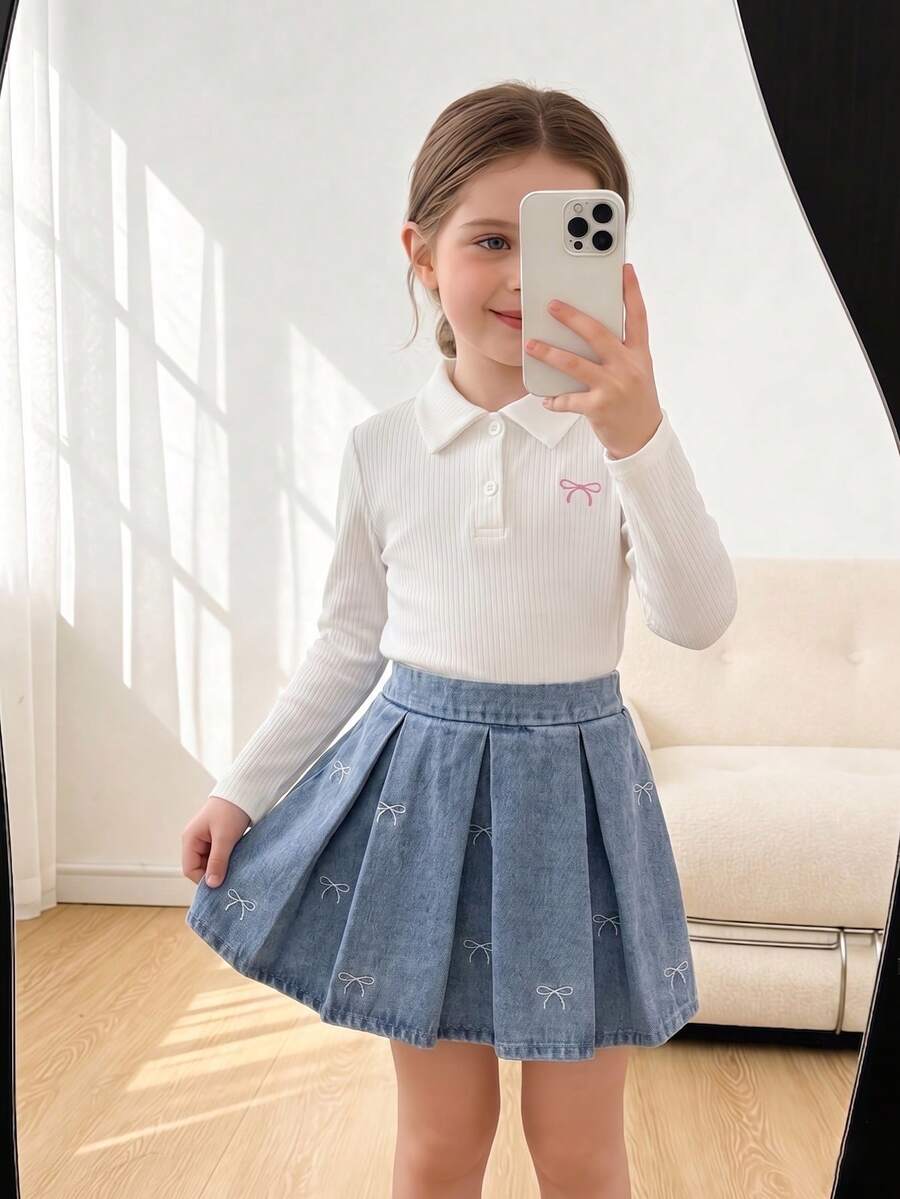 Conjunto de 2 piezas para niñas jóvenes con top de manga larga con bordado de lazo y falda plisada de mezclilla, conjunto casual preppy dulce para primavera/otoño, top polo de punto con cuello vuelto y falda mini de mezclilla de lavado claro, uso diario de campus de alto valor, estilo callejero, conjunto de falda y top de manga larga blanco para niñas - Blanco - Ver 1