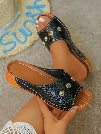 Women's Daisy Rhinestone Buckle Crocodile Embossed Round Toe Wedge Thick Sole Sandals, Comfortable Lightweight Summer Slides, Vacation Style Casual Outdoor Wear, Black Sandals, Plus Size Women's Slippers, Thick Sole Slippers, Random Pattern