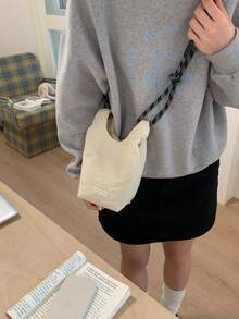 小眾設計單肩包 休閒百搭極簡時尚斜背包 新款女包 舒適布料質感 素色亮片設計 磁吸扣開合 光滑長肩帶 大容量 網購水桶包 - 白色 - 查看 2