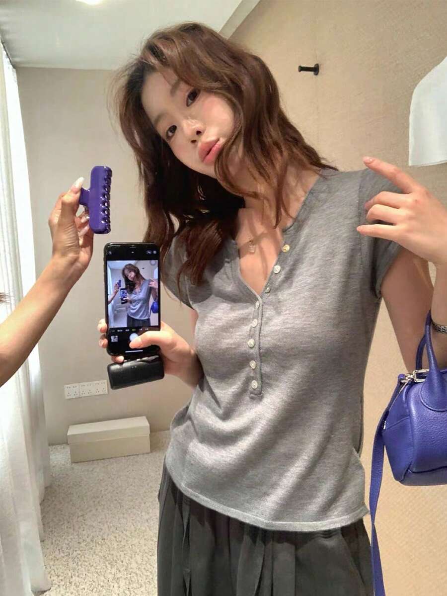 女士纯灰色亨利领针织衫,纽扣前襟,卷边袖口,短袖,修身休闲日常夏季针织衫 - 灰色 - 查看 1