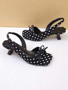 1 Paar schwarz-weiße Punkt-Slingback-Sandalen mit Schleife und quadratischer Zehenpartie für Teenager, Punkt-Stoffobermaterial + kleine Schleife als Dekoration an der Zehenpartie, asymmetrischer Stiletto-Absatz, offene Zehenpartie, rutschfester rückenfreier Stil, Vintage-Französischer Stil, geeignet für tägliches Pendeln, Partys, Reisen, Urlaub, Frühling/Sommer Neu 2026 - Schwarz und Weiss - Übersicht 4