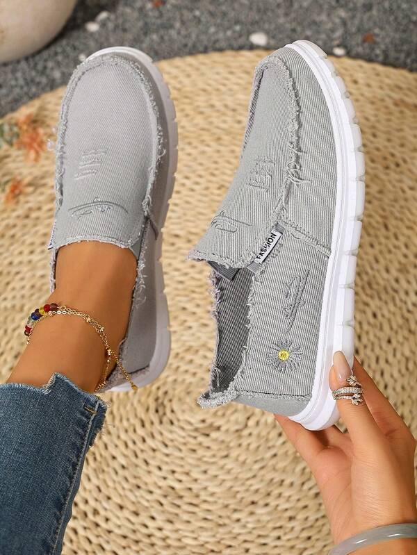 Women's Casual Sports Shoes Washed Canvas Floral Embroidery Retro Fashion Shoes Low Vamp Slip-On Commuting Walking Shoes