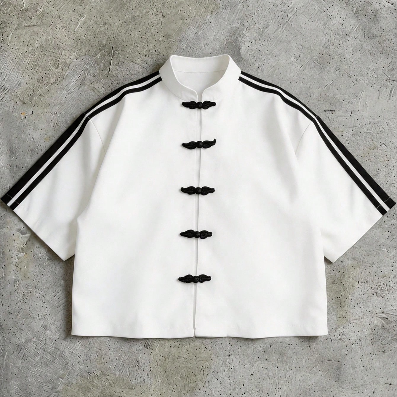 Camisa de manga corta casual de moda callejera para hombres, diseño de botones de rana en el pecho, ajuste corto y holgado, estilo versátil negro un