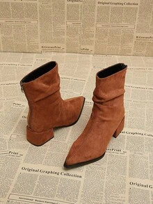 經典棕色壓褶麂皮女款短靴，秋冬新款尖頭粗跟後拉鍊中筒靴 - 棕色 - 查看 4