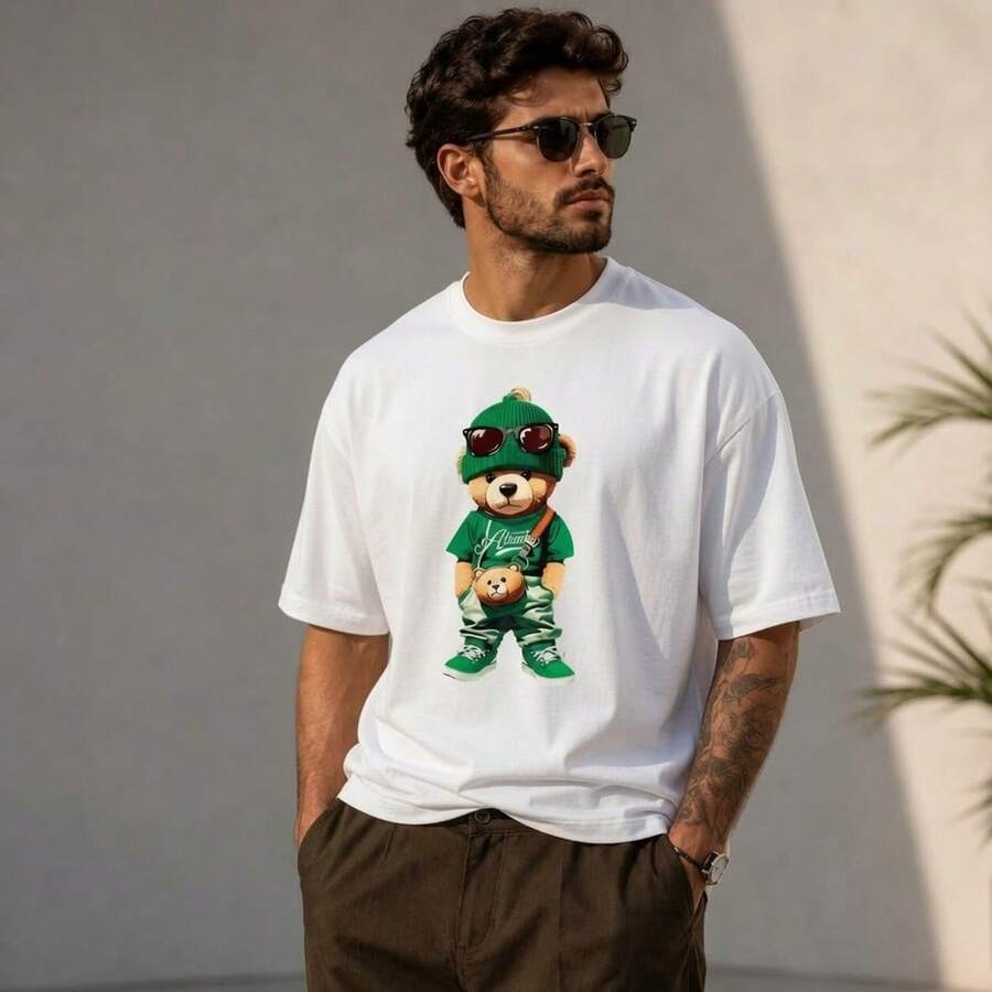Camiseta masculina casual de manga curta e gola redonda em poliéster com estampa de ursinho de pelúcia estilo streetwear para o verão. - Branco. - Visão 1