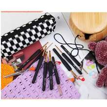 1 Stück Häkelwerkzeug-Set, schwarze & goldene Häkelnadel, ergonomisches Design mit Griff, geeignet für Menschen mit Handarthritis, enthält Häkelnadeln - 31-teiliges Häkelset, Farben der Accessoires zufällig. - Übersicht 2