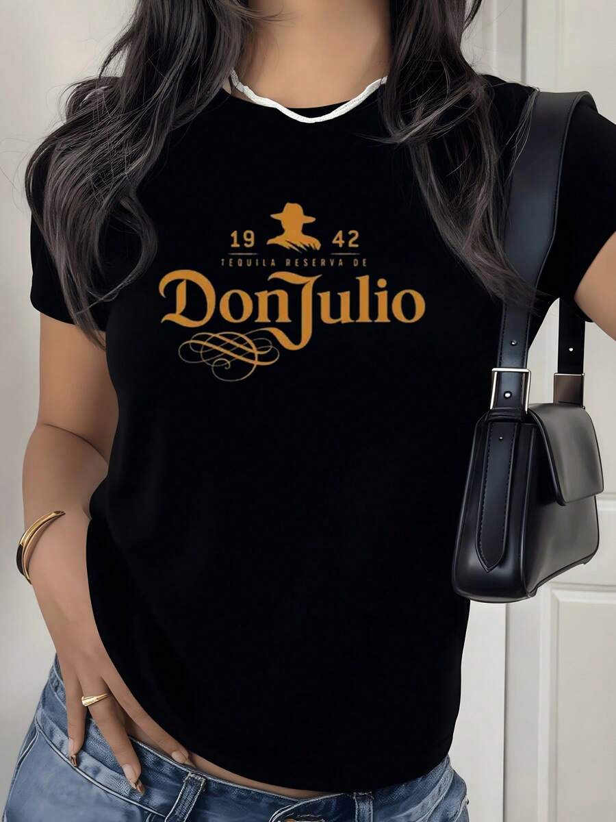 Figura de sombrero vintage con texto dorado 1942 que evoca tradición mexicana en la camiseta de mujer moderna y casual - Negro - Ver 1