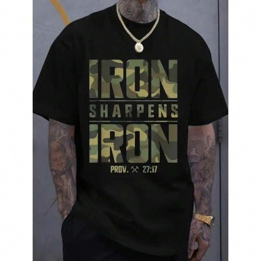 Herrtröja med överdimensionerad grafik, CMBT, 100 % bomull - "JÄRN SKÄPPER JÄRN"-design och bibelversen Ordspråksboken 27:17. Avslappnad t-shirt med geometriskt tryck, ventilerande sommartopp. - Svart - Visa 1