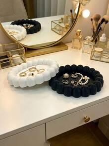 1 pezzo Vassoio per gioielli soffice in 2 colori nero e bianco, piatto da scrivania per conservare anelli e collane, decorazione per atmosfera da toeletta, forma soffice 3D minimalista di alta gamma, texture opaca delicata e resistente, può contenere anelli, collane, orecchini, accessori per capelli e altri piccoli gioielli, adatto per toeletta, scrivania, ingresso, combina conservazione ed effetto decorativo morbido, lusso leggero versatile, ottimo per uso personale o come regalo - Multicolore - Visualizzare 4