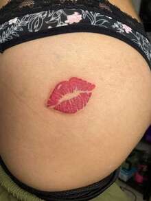 1 pièce Tatouage temporaire motif double lèvres flamme rouge, avec design de tatouage réaliste, convient pour les voyages, les festivals de musique, les jeux, les cadeaux de remise des diplômes, et dure 3-5 jours. - Rouge - Voir 3