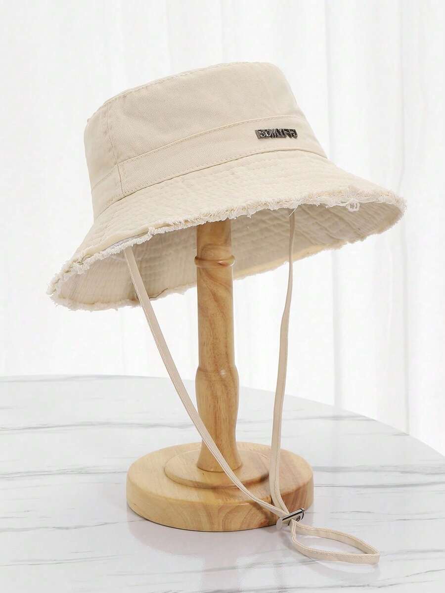 Sombrero de cubo con ala ancha y borde deshilachado con adorno de letra metálica, estilo coreano para protección solar al aire libre en verano para mujeres - Etiqueta metálica color beige - Ver 1