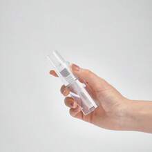 1個透明按壓式噴霧粉瓶，長噴嘴可精準噴灑細乾粉，透明瓶身方便觀察剩餘量，適用於散粉、痱子粉、美甲清潔粉分裝，春夏出遊補妝、居家美妝粉分裝、旅行粉分裝，粉末分佈均勻不結塊，長噴嘴可深縫隙噴灑，減少粉末浪費，輕巧便攜，可重複填充，降低頻繁購買分裝瓶的成本 - 無色 - 查看 4