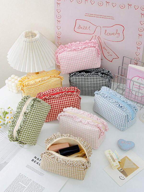 Trousse de maquillage à carreaux coquette avec volants, pochette cosmétique en tissu à carreaux mignonne avec bordure à volants, sac de rangement pour articles de toilette à fermeture éclair de grande capacité pour femmes, organisateur portable pour les voyages et le quotidien, essentiel de voyage/essentiel de croisière/essentiel de dortoir, cadeau de demoiselle d'honneur/cadeau pour maman/cadeau d'anniversaire/cadeau de rentrée scolaire