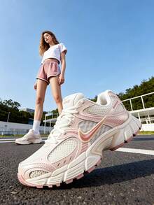 Nike 女款輕量緩衝休閒運動鞋，輕量休閒鞋 W V5 RNR 日常戶外舒適低筒繫帶旅行鞋，透氣跑步鞋 IH5088-001 - 金屬銀/珍珠灰/珍珠白/微粒粉 - 查看 2