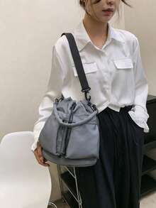1個尼龍抽繩女款肩背包，百搭運動風適合日常使用，可折疊，肩背、斜背、可調式肩帶、手提，多口袋，輕量時尚，適合運動與休閒，酷感後背包 - 灰色 - 查看 2