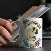 1 Draggin  Funny Mug, Featuring Pug And Floral Patterns - 11 Ounces (360 Ml) Coffee & Juice Cup, Hand Wash Only, A Great Gift For Dog Lovers, Dog-Themed Mug, Funny Illustration, Durable Mug, Humorous Mug, Exclusive For Pet Owners - 白色 - 查看 4