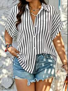 Camisa de manga corta de talla grande con diseño de rayas, de un solo pecho y hombros caídos, de poliéster con cierre delantero de botones de color contrastante, con diseño de parte delantera corta y parte trasera larga - Rayas blancas y negras - Ver 3