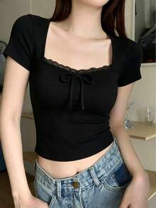 女款方領短袖T恤，夏季新款時尚蕾絲飾邊與蝴蝶結設計，休閒百搭性感修身短版上衣，黑色 - 黑色 - 查看 8