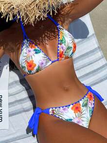 Bikini Halter Dos Piezas Triangular, Estampado Hibisco Tropical Fondo Blanco, Bordes Ondulados Azul Contraste, Braguita con Lazo Lateral Ajustable para Playa y Piscina - Multicolor - Ver 1