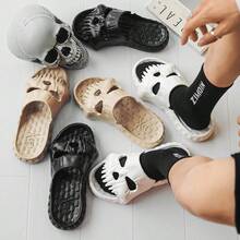milikuyou 1 Par (Tamanho 36-47) Sandálias Masculinas Plus Size com Estampa de Caveira, Sola Grossa e Macia, Primavera/Verão 2025, Sandálias Planas Plus Size Extra para Mulheres, Sandálias Aberta com Bico Aberto Ultra Leves e Respiráveis, Sandálias Árabes Antiderrapantes e Resistentes ao Desgaste, Chinelos Antiderrapantes para Banheiro, Sapatos para Praia ao Ar Livre, Chinelos da Moda, Sandálias Casuais, Adequadas para Casa, Escritório, Banheiro, Praia ao Ar Livre, Atividades Aquáticas e Caminhadas, Versáteis para o Deslocamento Diário - Preto - Visão 2