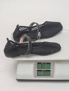 黑色瑪莉珍平底鞋女款，夏季新款方頭網面鏤空透氣綁帶皮革拼接金屬扣一腳蹬法式復古休閒風街頭通勤上班百搭舒適軟底輕量防滑不累腳孕婦鞋顯瘦小腳高端同款夏季涼爽必備仙女風女鞋 - 黑底網紗-黑小菱格 - 查看 8