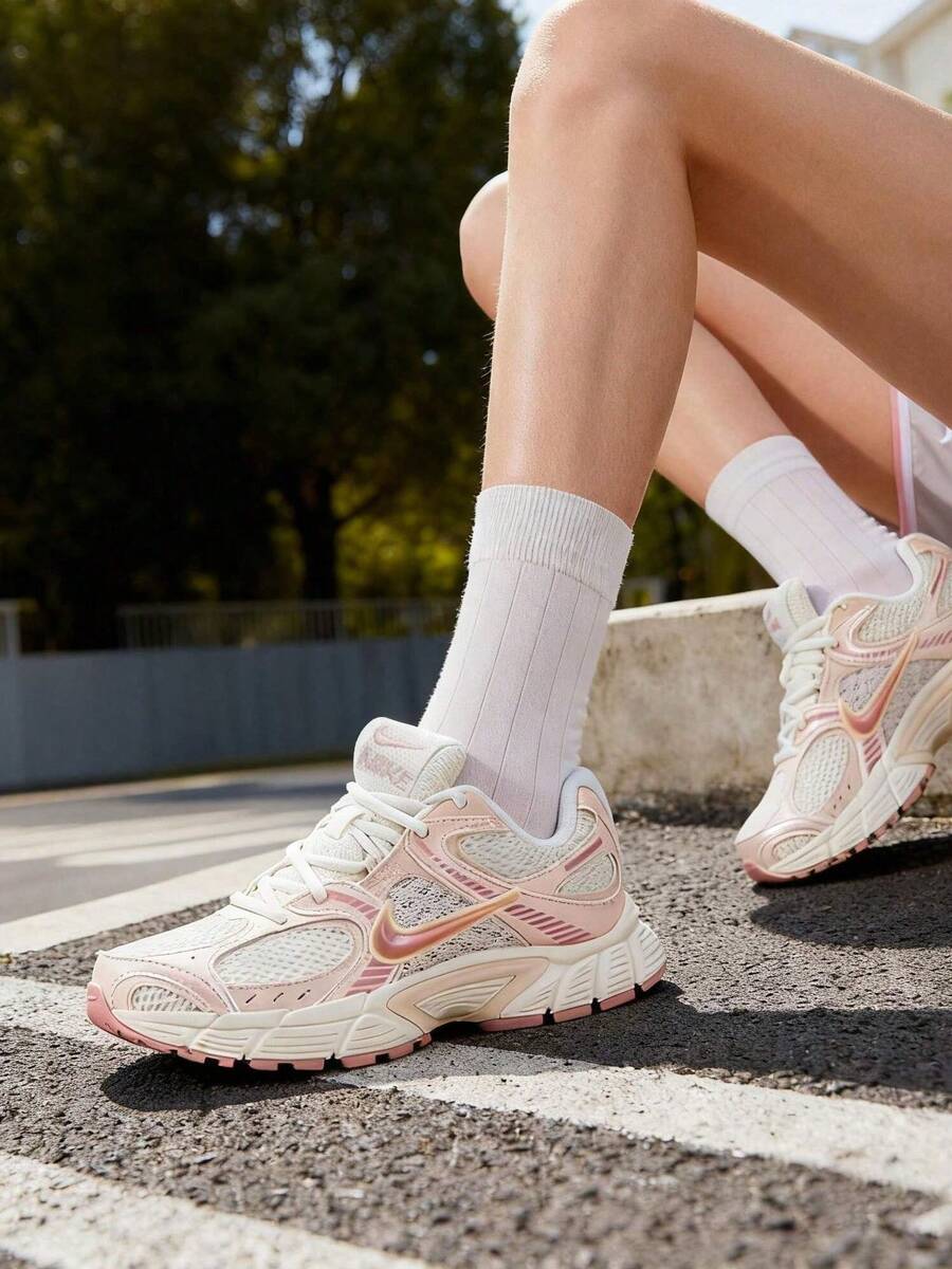 Nike 女款輕量緩衝休閒運動鞋,輕量休閒鞋 W V5 RNR 日常戶外舒適低筒繫帶旅行鞋,透氣跑步鞋 IH5088-001 - 金屬銀/珍珠灰/珍珠白/微粒粉 - 查看 1