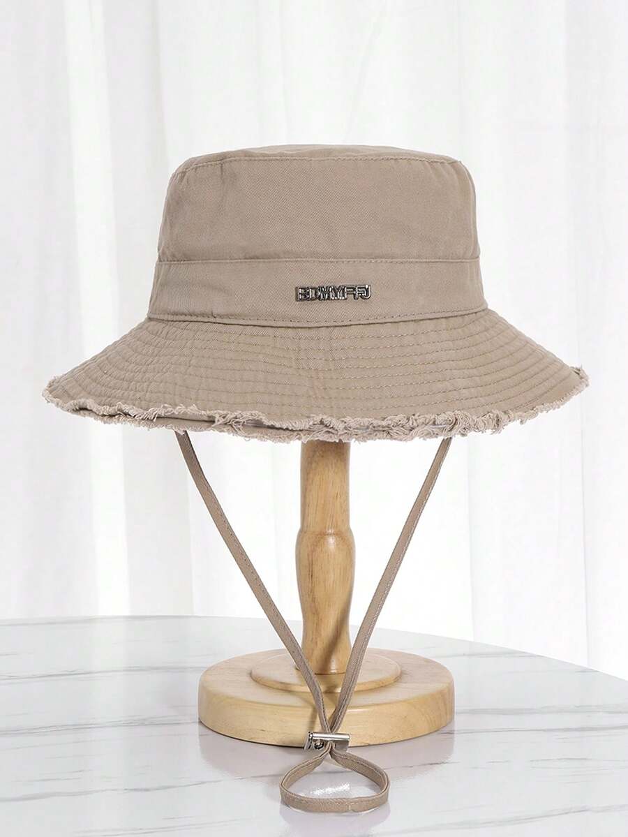Sombrero de cubo con ala ancha y borde deshilachado con adorno de letra metálica, estilo coreano para protección solar al aire libre en verano para mujeres - Caqui - Ver 1