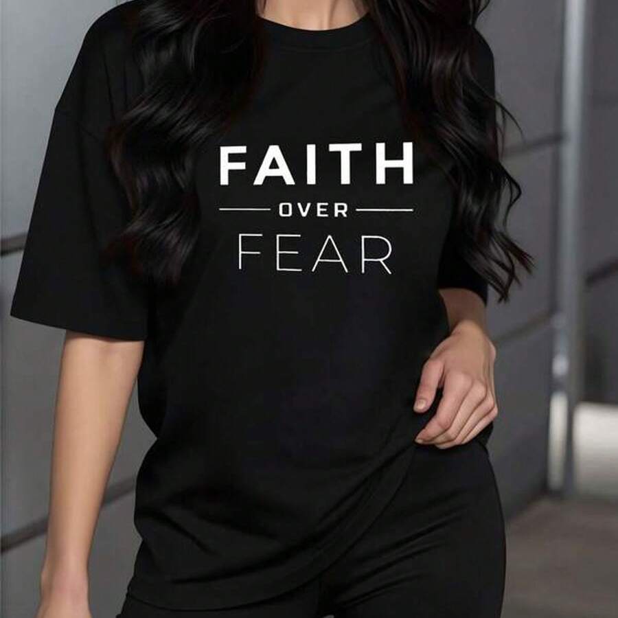 Mensaje inspirador que expresa la fuerza interior y la confianza espiritual ante los desafíos mostrando las palabras Faith Over Fear como símbolo de superación y esperanza camiseta para m