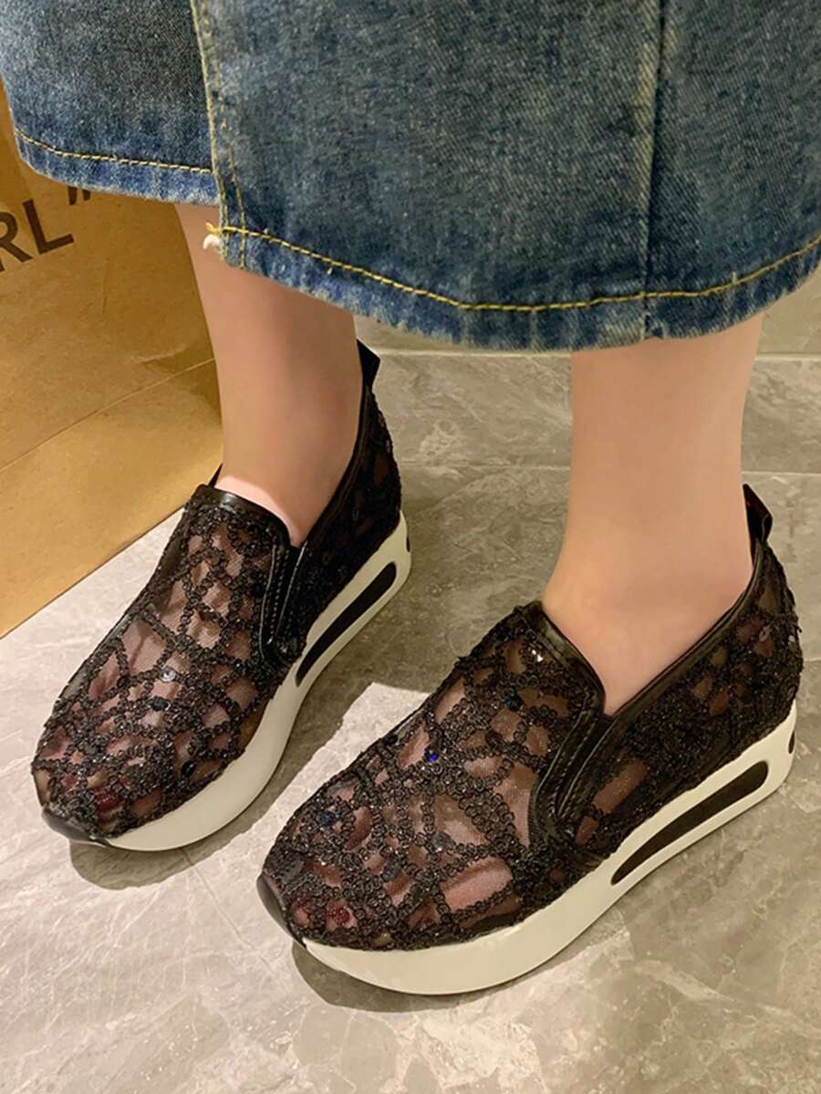 女款楔跟厚底運動鞋 2026 春/夏新款輕量時尚透氣一腳蹬鞋 隱形增高舒適休閒鞋(鞋面花色隨機) - 黑色 - 查看 1