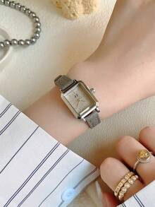 1pc Women's Fashion High-End Oval Full Rhinestone Watch With Roman Numerals, Quartz Movement, Versatile Stylish Wristwatch - Grey - View 5