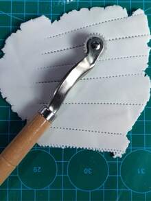 2026 DIY 手作必備金屬滾輪打孔壓痕工具，耐用木柄，2合1穿孔與折疊工具，適用於紙板回收手工專案，實現均勻彎曲與折疊 - A - 查看 8