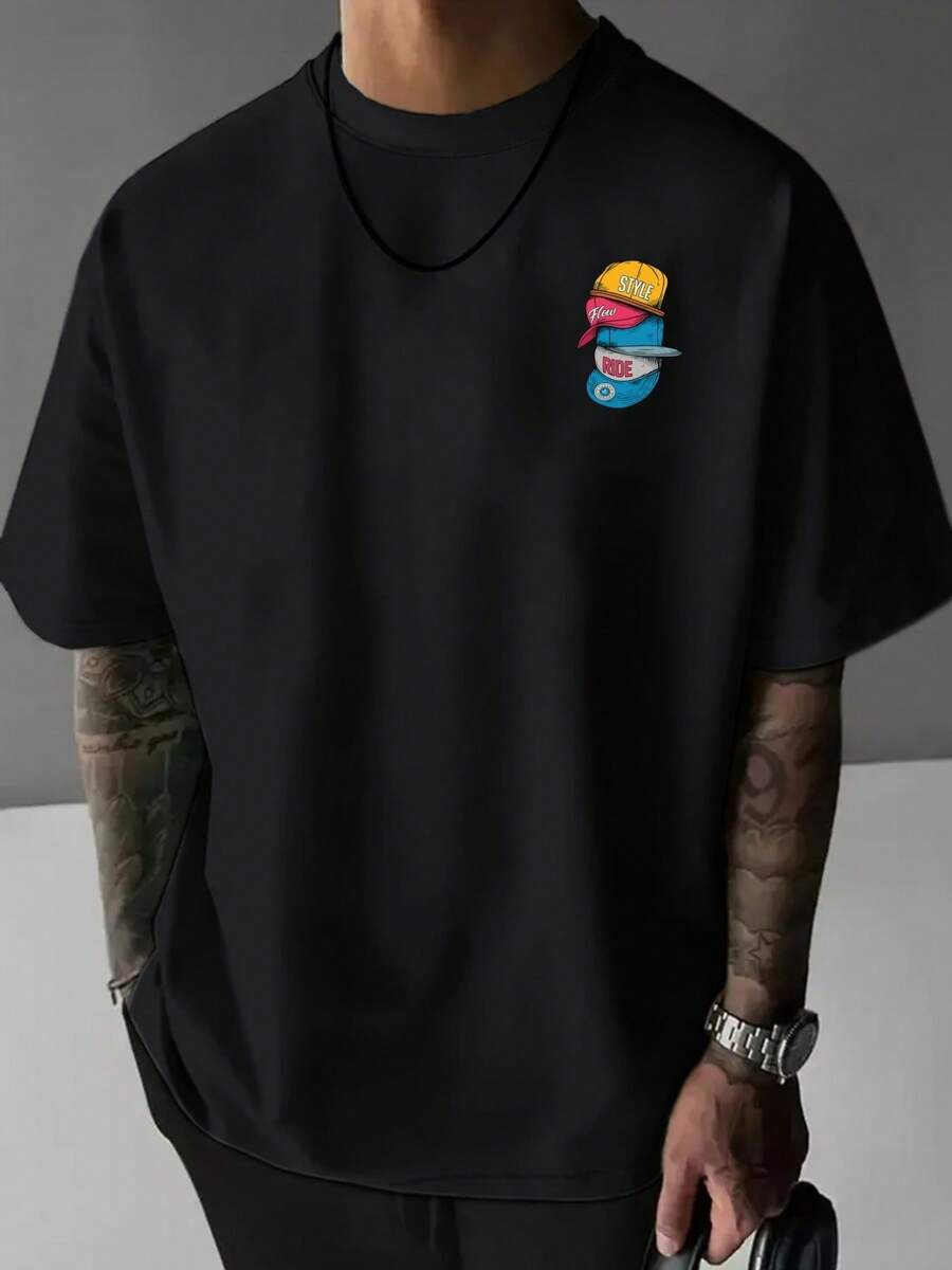 Camiseta de hombre con estampado de sombreros a la moda, estilo urbano, adecuada para uso casual diario, corte holgado con hombros caídos, cuello redondo y manga corta. - Blanco - Ver 1