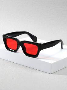 Montura negra, lentes rojas
