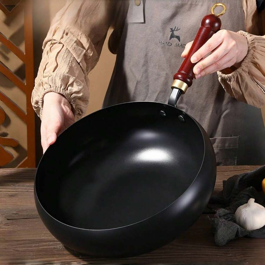 手工錘打鑄鐵炒鍋 - 不沾深腹設計，無塗層鍛造，適用於電磁爐與瓦斯爐，家用、商用及戶外露營多功能鍋