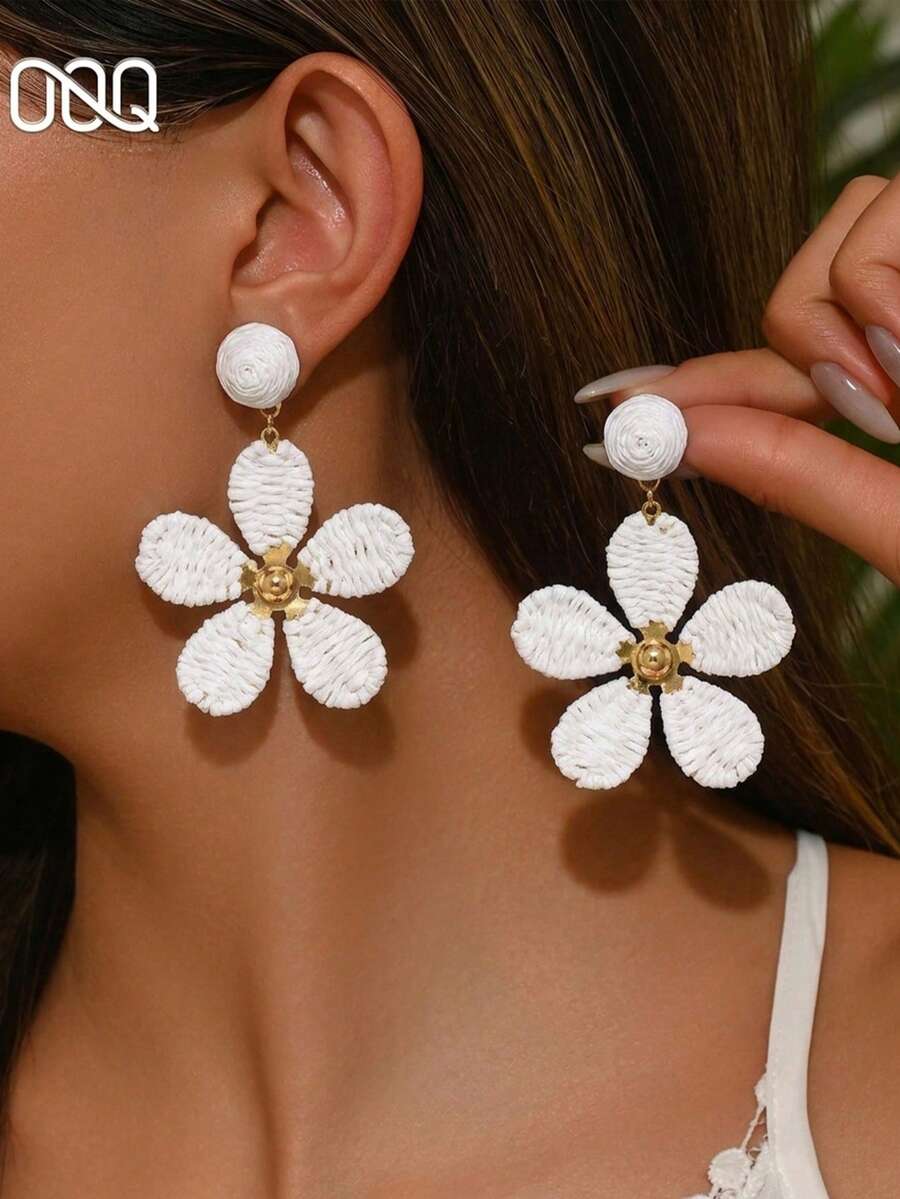 OOQ 1对简约五瓣拉菲草花手工耳环,3D立体花朵耳环,优雅时尚,适合日常佩戴、聚会、音乐节、派对、母亲节、情人节礼物(手工拉菲草编织,形状和方向随机) - 白色 - 查看 1